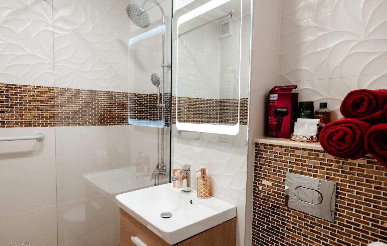 Carla'S Apart Palas-Hala Centrala 1 Bedroom, Airport Shuttle Yaş Dış mekan fotoğraf