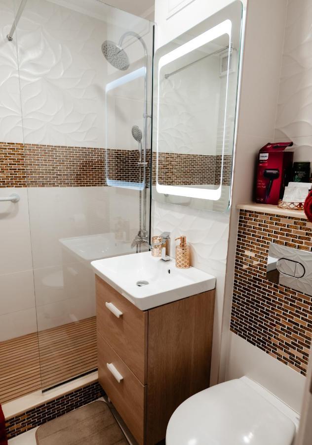 Carla'S Apart Palas-Hala Centrala 1 Bedroom, Airport Shuttle Yaş Dış mekan fotoğraf