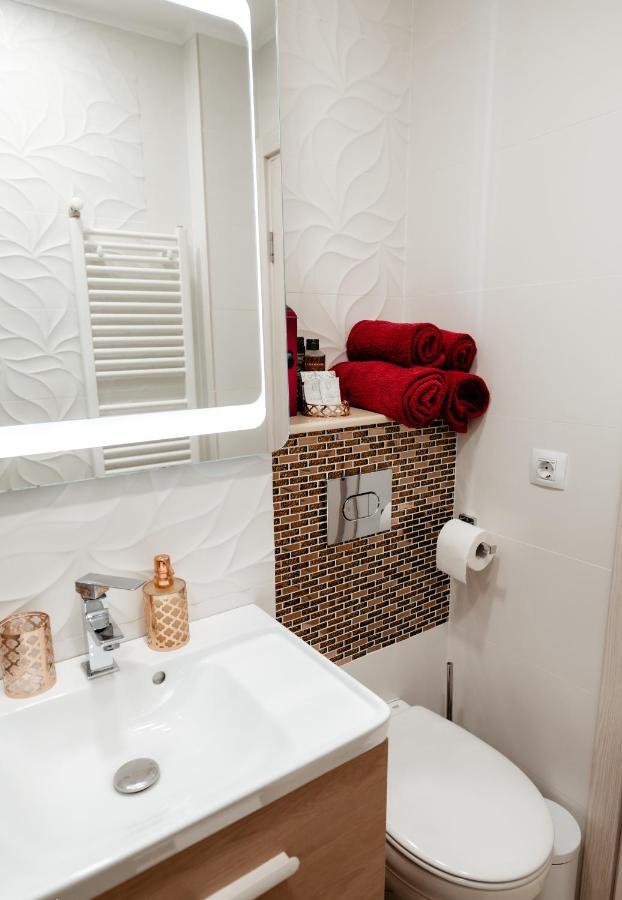Carla'S Apart Palas-Hala Centrala 1 Bedroom, Airport Shuttle Yaş Dış mekan fotoğraf